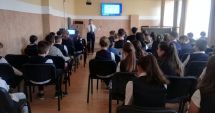 Stire din Eveniment : Oamenii legii, activități informative cu elevii de gimnaziu