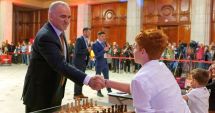 Stire din Sport : Şah / Marele maestru rus Garry Kasparov, prima mutare simbolică a turneului internaţional de la Bucureşti