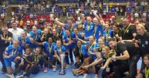 Stire din Sport : Handbal / CSM Bucureşti a cucerit Supercupa României. Rapidul a cedat pe final