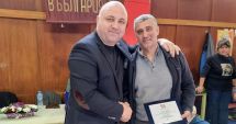 Stire din Sport : Lupte / Plachetă onorifică pentru preşedintele Răzvan Pîrcălabu, la turneul internaţional de la Targovishte