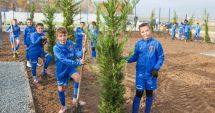 Stire din Sport : Fotbal / „Go Green”. 300 de puieți de conifere, plantaţi la baza sportivă a Academiei Hagi