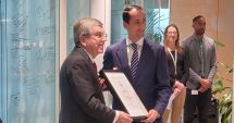 Stire din Sport : Au semnat pe peretele olimpicilor! Diplome Oly pentru Nadia Comăneci şi Mihai Covaliu