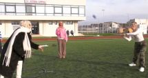 Stire din Sport : Sportul naţional în show-biz! Vedeta Ana Morodan şi echipa sa au jucat oină