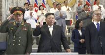 Stire din Actualitate : Kim Jong Un a supervizat o paradă militară la care Phenianul şi-a etalat noile rachete şi drone