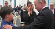 Stire din Actualitate : Vladimir Putin le înmânează decoraţii văduvelor militarilor ruşi morţi în Ucraina
