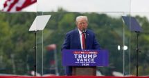 Stire din Actualitate : Donald Trump o insultă pe Kamala Harris la primul miting în aer liber de la tentativa de asasinat