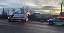 Stire din Eveniment : La un pas de dezastru! Un bărbat s-a speriat de tren și a căzut în apropierea liniilor de cale ferată, în Poarta 6