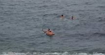 Stire din Social : Adrenalină la cote maxime! Curajoșii au facut baie în mare pe ninsoare
