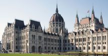 Stire din Actualitate : Parlamentul ungar a adoptat revizuirea Constituţiei cu măsuri sociale conservatoare