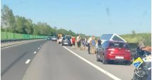 Stire din Eveniment : Un autocar plin cu copii s-a răsturnat pe autostrada A2. Un adult a murit. A fost activat Planul Roşu