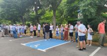 Stire din Politică-Administrație : Protest împotriva edilului Vergil Chițac! Aproximativ 70 de persoane s-au adunat în fața unei primării goale