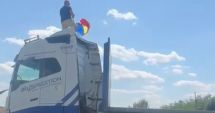 Stire din Eveniment : Șoferii de TIR protestează la intrările în București: Au parcat camioanele și flutură tricolorul