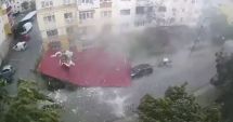 Stire din Eveniment : La un pas de tragedie: un acoperiș a fost smuls de vânt și aruncat pe șosea