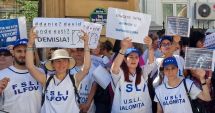 Stire din Cultură-Educație : Sindicaliştii pichetează sediul Ministerului Educaţiei. Profesorii cer demisia ministrului Daniel David