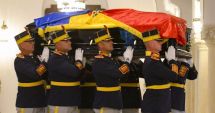 Stire din Politică-Administrație : Funeralii Ion Iliescu / Sicriul fostului preşedinte, dus la mormânt pe un afet de tun