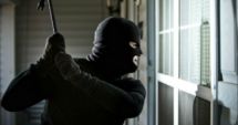 Stire din Eveniment : Bătrâni jefuiți în propria casă. Femeia în vârstă de 88 de ani a fost strânsă de gât pentru pensie