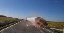 Stire din Eveniment : Tragedie evitată la limită. Un tub de eoliană s-a desprins din transport și s-a răsturnat pe câmp