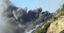 Stire din Eveniment : Incendiu uriaș la depozitul unei firme de curierat. Pompierii sunt în alertă