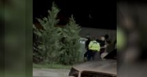 Stire din Eveniment : O femeie ar fi fost agresată de polițiști acasă, după ce un vecin s-a plâns de muzica tare
