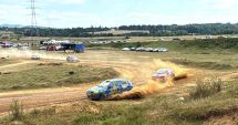 Stire din Eveniment : Accident grav la Rally Cross. Doi spectatori răniți după ce o roată s-a desprins dintr-o mașină