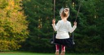Stire din Eveniment : Fetiță de trei ani, moartă în fața casei. Se juca cu frații ei când a căzut și a dat cu capul de trotuar