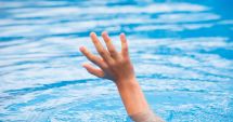 Stire din Eveniment : Accident tragic la piscină. Un copil de nouă ani, găsit pe fundul bazinului, este în stare gravă la spital