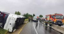 Stire din Eveniment : Planul Roşu, activat după ce un autocar cu 20 de persoane s-a răsturnat. 11 persoane au fost rănite