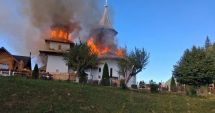 Stire din Actualitate : Incendiu devastator la o biserică. Focul a distrus peste 200 de metri pătraţi din acoperiş