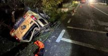 Stire din Eveniment : Un polițist băut a fost reținut după un accident mortal. Un alt pasager e în stare gravă