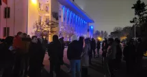 Stire din Eveniment : "Dreptate pentru toți, nu doar pentru hoți", scandează protestatarii în fața Prefecturii Constanța