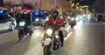 Stire din Actualitate : Moș Crăciun a ajuns pe motocicletă și a împărțit cadouri copiilor la Târgul de Crăciun într-un oraș din România
