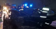 Stire din Eveniment : Accident terifiant cu două mașini. Trei persoane au fost încarcerate, una este resuscitată