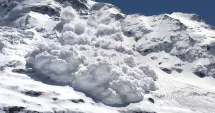Stire din Eveniment : Avalanşă de mari dimensiuni în Munţii Făgăraş, declanşată de doi schiori