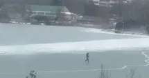 Stire din Eveniment : Sub cod galben de ger, lacurile au devenit patinoare naturale. Gheața nu e sigură!