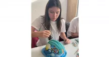 Stire din Actualitate : Compania IULIUS a invitat elevii Colegiului Național de Arte „Regina Maria” din Constanța să se exprime artistic pe un șevalet atipic – căști de protecție pe șantier