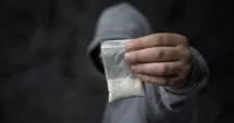 Stire din Eveniment : Tânăr arestat pentru trafic de droguri prin metoda „dead drop”. Peste 3 kilograme de canabis confiscate