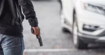 Stire din Eveniment : Muncitori ameninţaţi cu pistolul de un bărbat nemulţumit de cum i-a fost deszăpezită strada