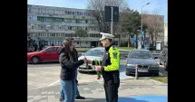 Stire din Eveniment : Polițiștii locali din Constanța au împărțit flori doamnelor și domnișoarelor de 8 Martie