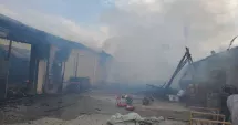 Stire din Eveniment : Incendiu puternic la o fabrică de cherestea. Intervenție de amploare și mesaj RO-Alert
