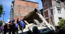 Stire din Actualitate : Două clădiri s-au prăbuşit după o explozie violentă. Mai mulţi locatari, prinşi de sub dărâmături