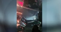 Stire din Eveniment : Accident spectaculos. O mașină a fost proiectată pe acoperișul unei case