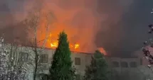 Stire din Eveniment : Incendiu puternic în ziua de Paște. Flăcările au cuprins acoperișul unei chilii pe sute de metri pătrați