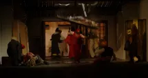 Stire din Eveniment : O bucată de tavan fals a căzut peste un actor, pe scenă, în timpul unui spectacol