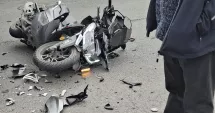 Stire din Eveniment : Tânără motociclistă, lovită violent într-o intersecție după ce o mașină i-a tăiat calea