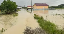 Stire din Eveniment : Ploi torențiale și haos în mai multe județe: intervenții în lanț ale pompierilor