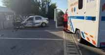 Stire din Eveniment : Ambulanță care transporta un copil la spital, implicată într-un accident rutier. Autoritățile au intervenit de urgență