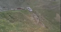 Stire din Eveniment : Moment incredibil pe Transfăgărășan: o mașină a căzut în râpă după ce șoferul a uitat să tragă frâna de mână
