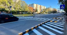 Stire din Social : Două noi scuaruri mediane au fost amenajate la trecerile de pietoni situate pe strada Dezrobirii