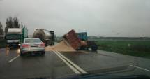 Stire din Eveniment : La ieșire din Constanța / Tone de cereale pe asfalt din cauza unui șofer neatent