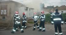 Stire din Eveniment : ACOPERIȘUL UNEI CASE, ÎN FLĂCĂRI! Trei echipaje de pompieri sunt la incendiu!
